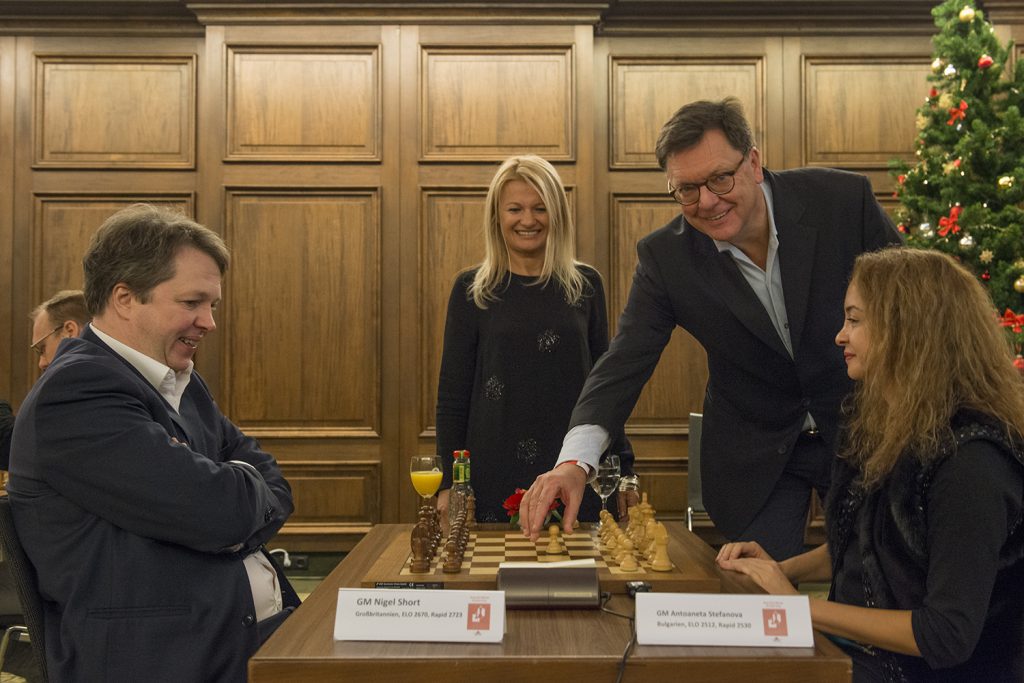 Nigel Short gegen Antoaneta Stefanova zusammen mit Dijana Dengler und Roman Krulich (Foto: David Llada)